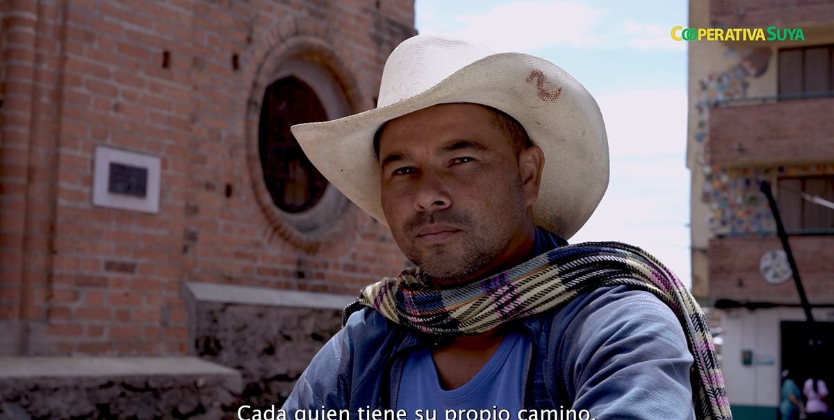 Fotograma del video comercial Escuela Ruta Suya: campesino con sombrero