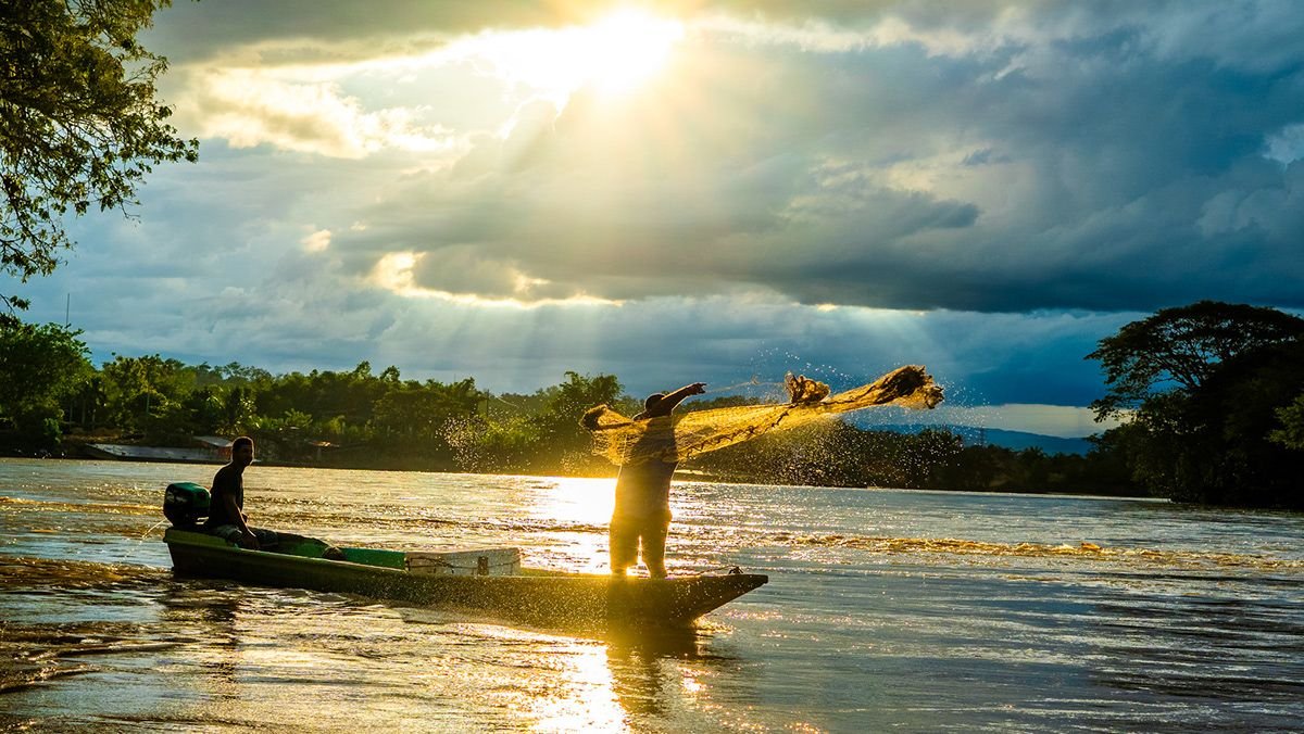 Fotografía de campo para el Calendario SUYA: pescador en canoa al amanecer