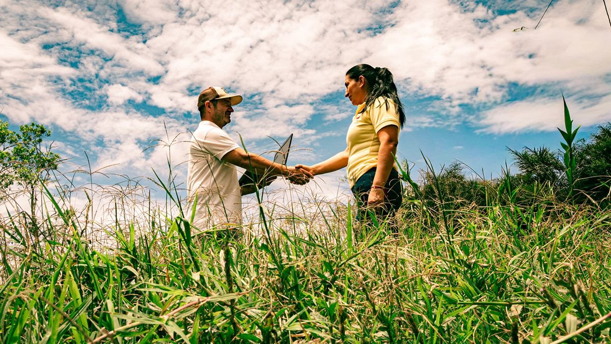 Fotografía del Calendario SUYA: asociados de la cooperativa en el campo