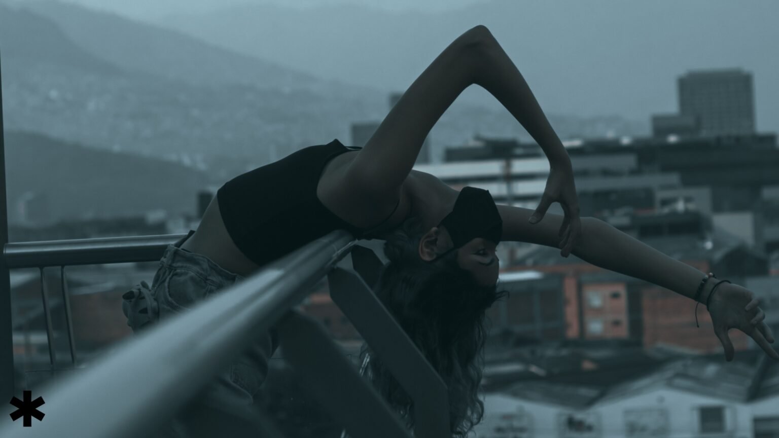 Producción en locación con el skyline de Medellín de fondo